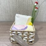 Καλάθι με πετσέτα κουζίνας και ποδιά